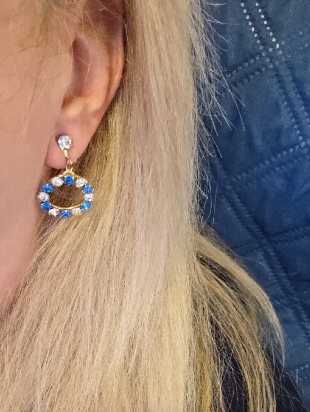 Vintage - Gold-Tone Blue and White Crystal Circle Clip-On Earrings. Twist Back. - Picture 3 of 3